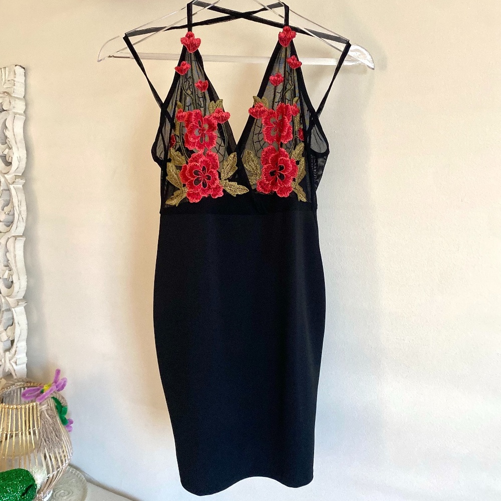 🪞 NWT V neck embroidered flower strappy mesh dress size 2 in black red